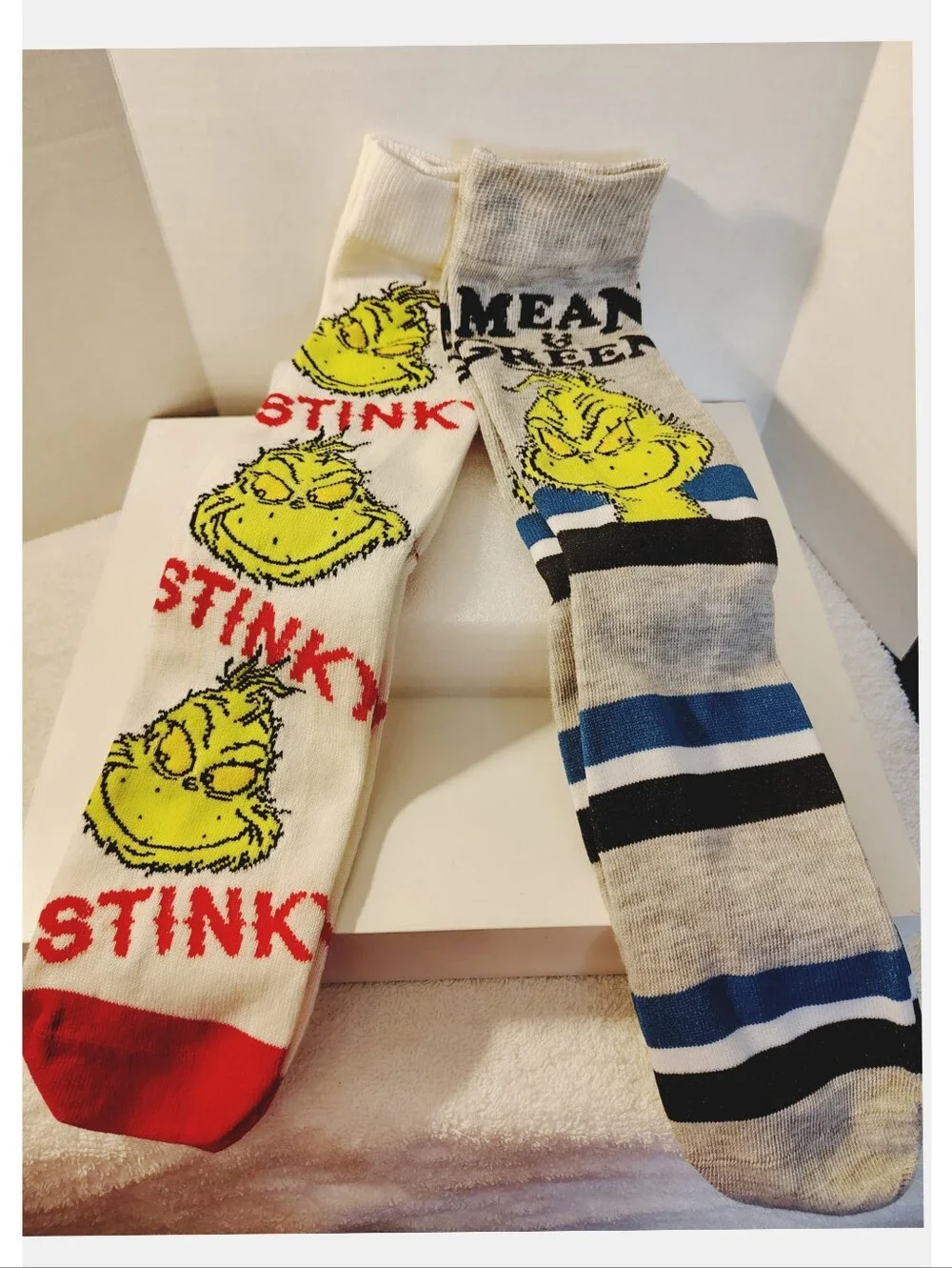 Dr. Suess ☠️ THE  GRINCH ☠️ 4-Pair of Novelty Crew Socks - Fits Shoe Size 8-12 *
